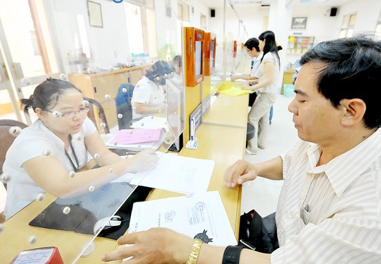 Officials guide residents to do administrative procedures in District 1, HCMC (Illustrative photo: SGGP) Officials guide residents to do administrative procedures in District 1, HCMC (Illustrative photo: SGGP)